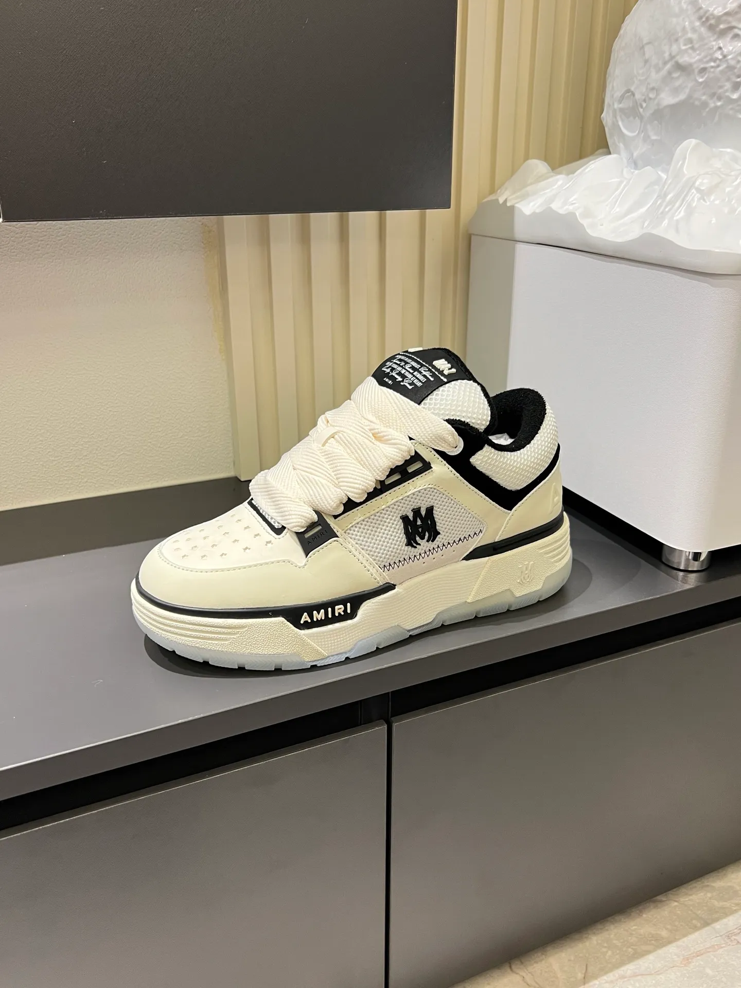 Men's shoes 💰p680 [AMIRI] 2025 spring and summer series new sneakers, new 🆕 bread shoes, bread shoes have a very special big tongue design, thickened outsole, rounded toe, oversized rubber sole and perforated star details, whoever wears them will look better! The appearance is responsible, the feet are retro and handsome! Size: 38-45